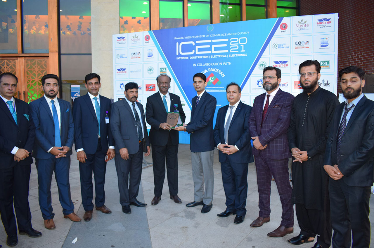 MuAz Accountants presented a souvenir shield to RCCI, appreciating Rawalpindi Chamber’s valuable contributions and collaboration.